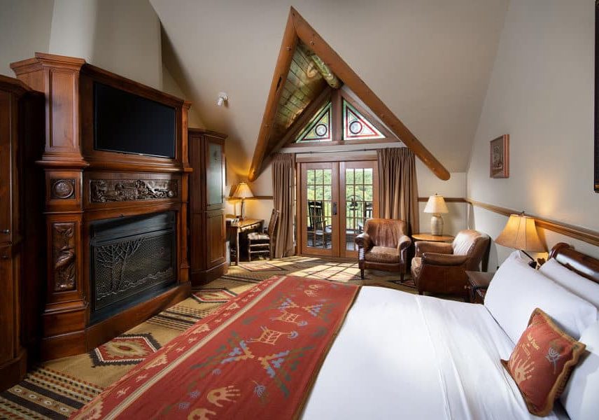 Falls-Lodge-King-Room-900x600